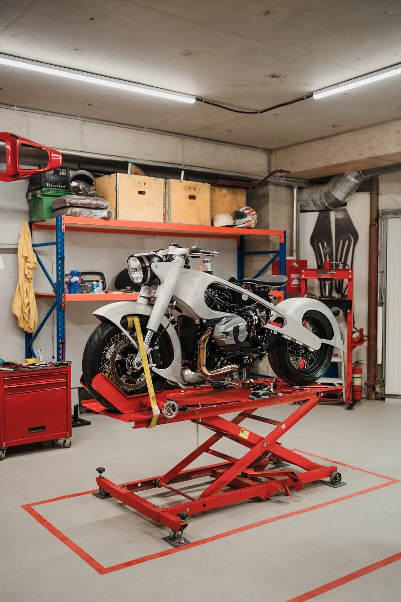 custom-motorcycle-standing-in-repair-shop-2553TAX