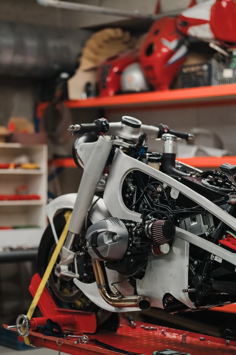 custom-motorcycle-standing-in-repair-shop-FA7CWJW